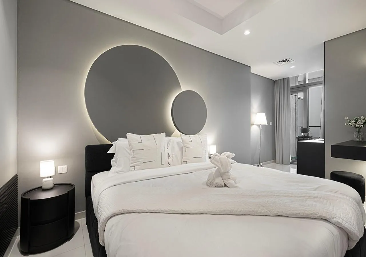 5 Star High Rise Luxury Apartment, Infinity Pool With Stunning Burj View - Brand New Apartment Dubai