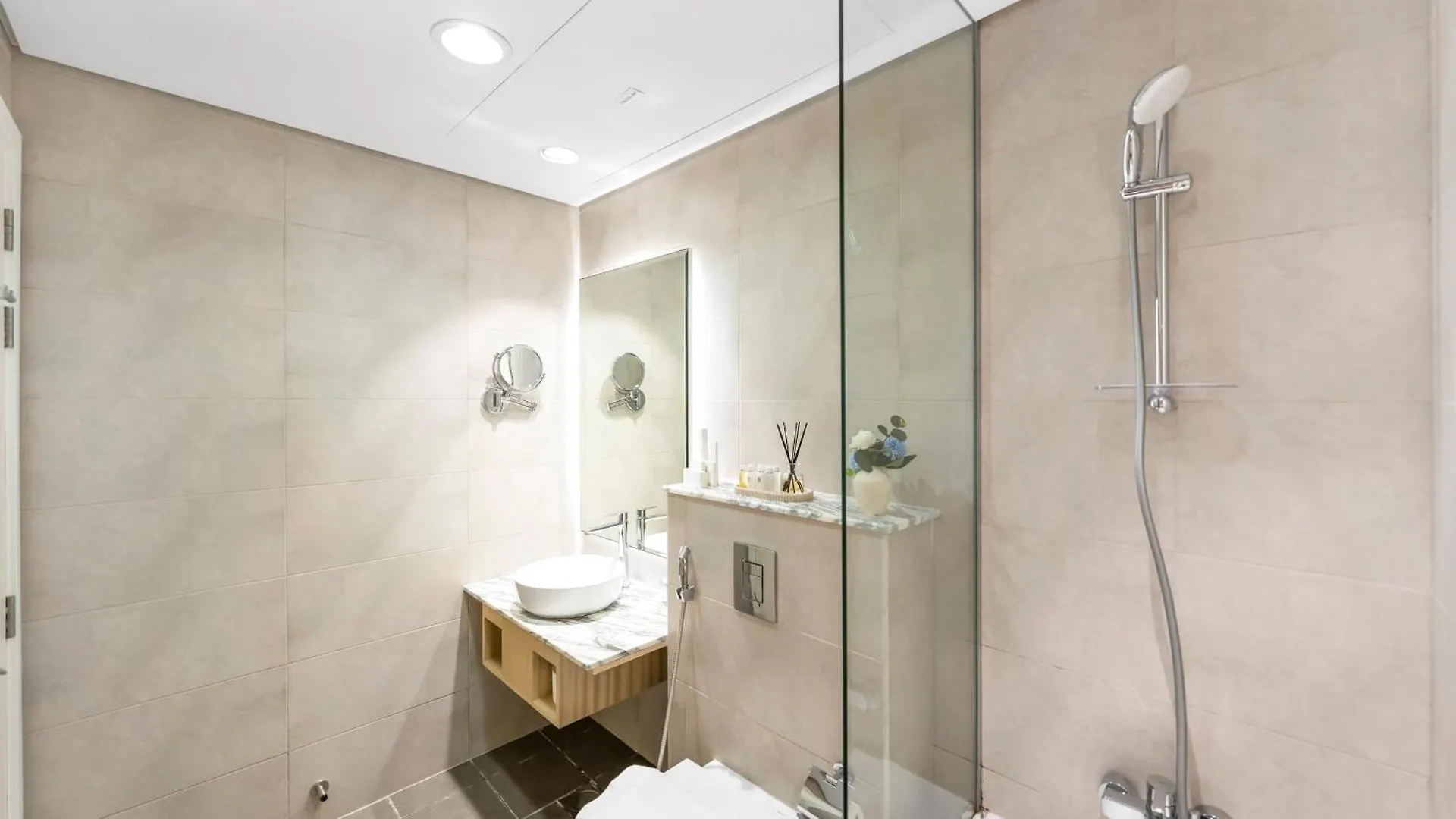 5 Star High Rise Luxury Apartment, Infinity Pool With Stunning Burj View - Brand New Apartment Dubai