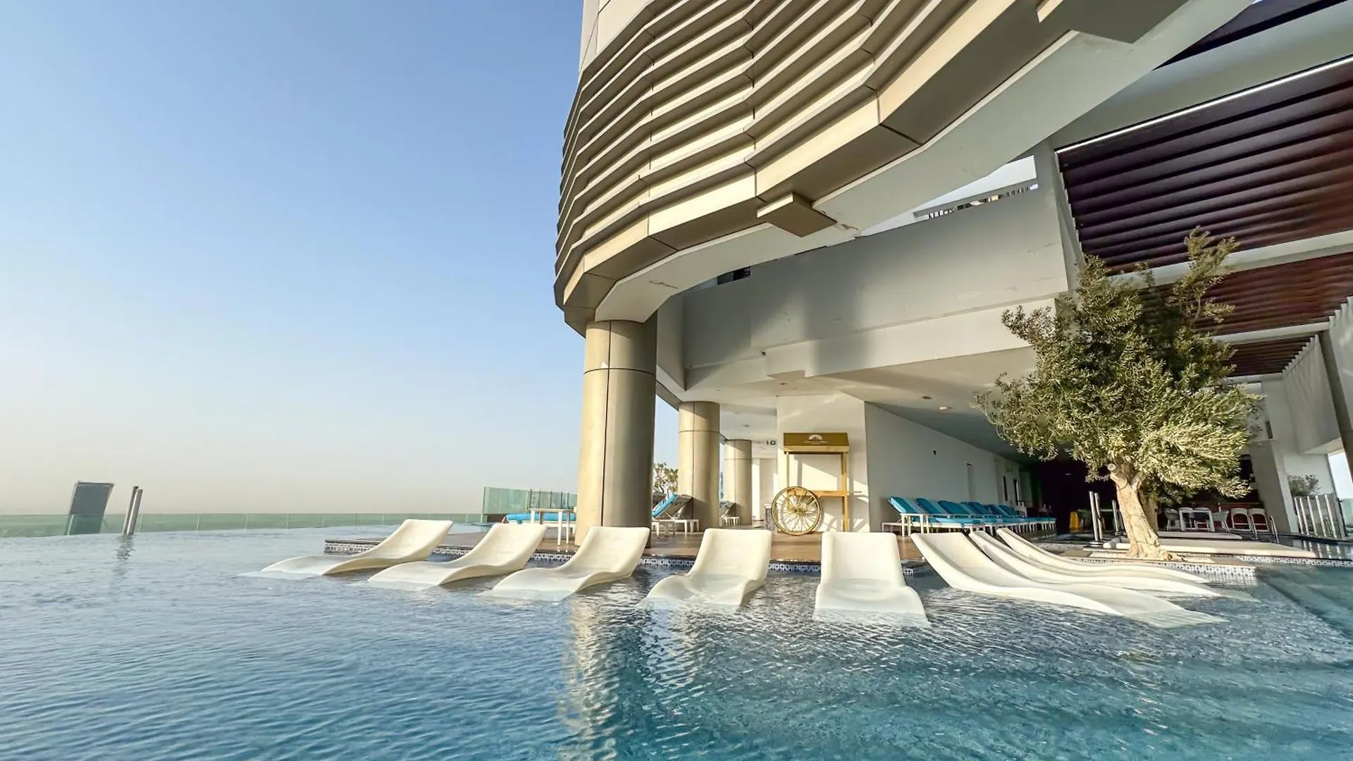 5 Star High Rise Luxury Apartment, Infinity Pool With Stunning Burj View - Brand New Apartment Dubai